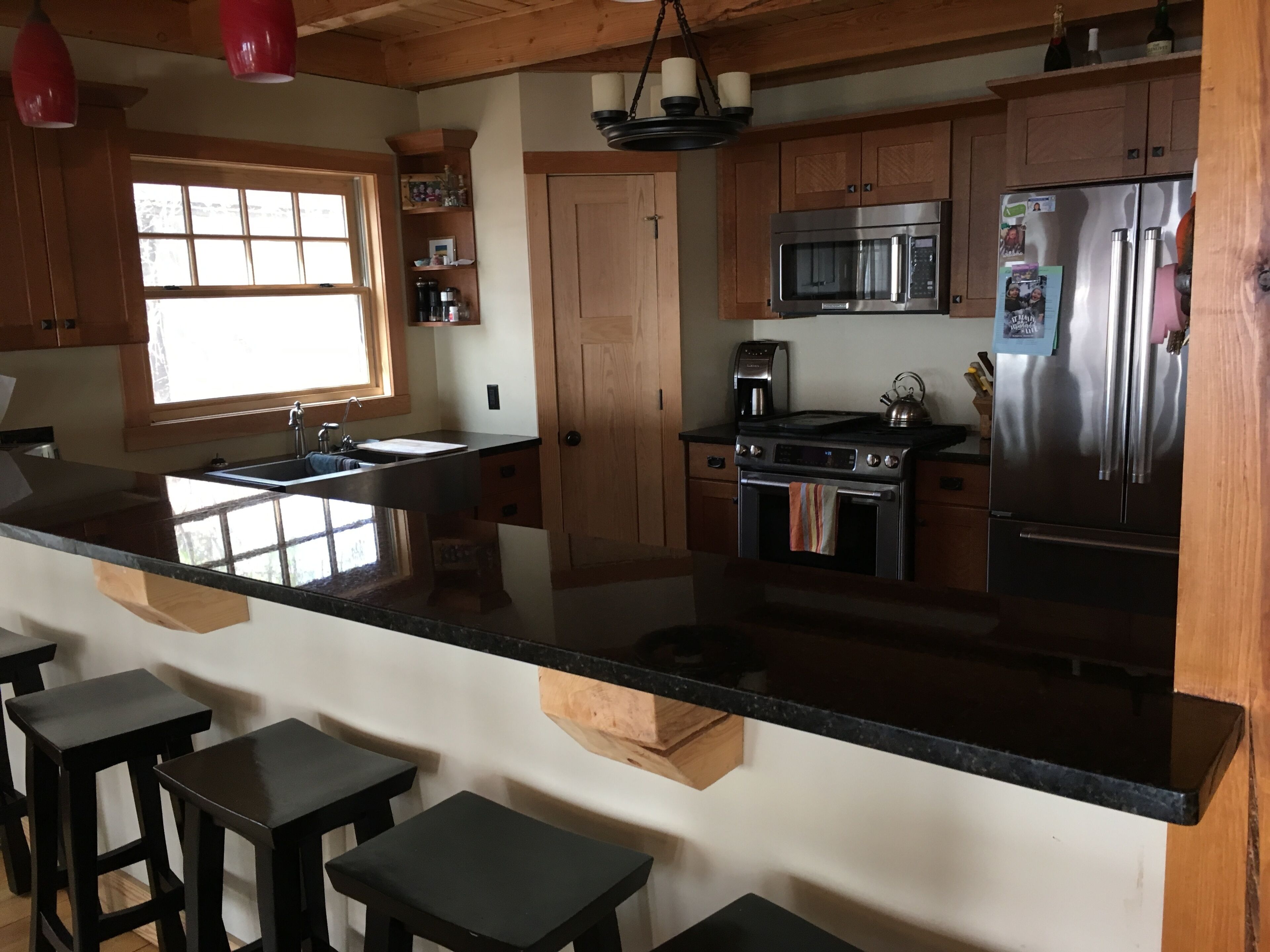 Lake Front Timber Frame, Hot Tub, Fireplace, Sand Beach, BBQ