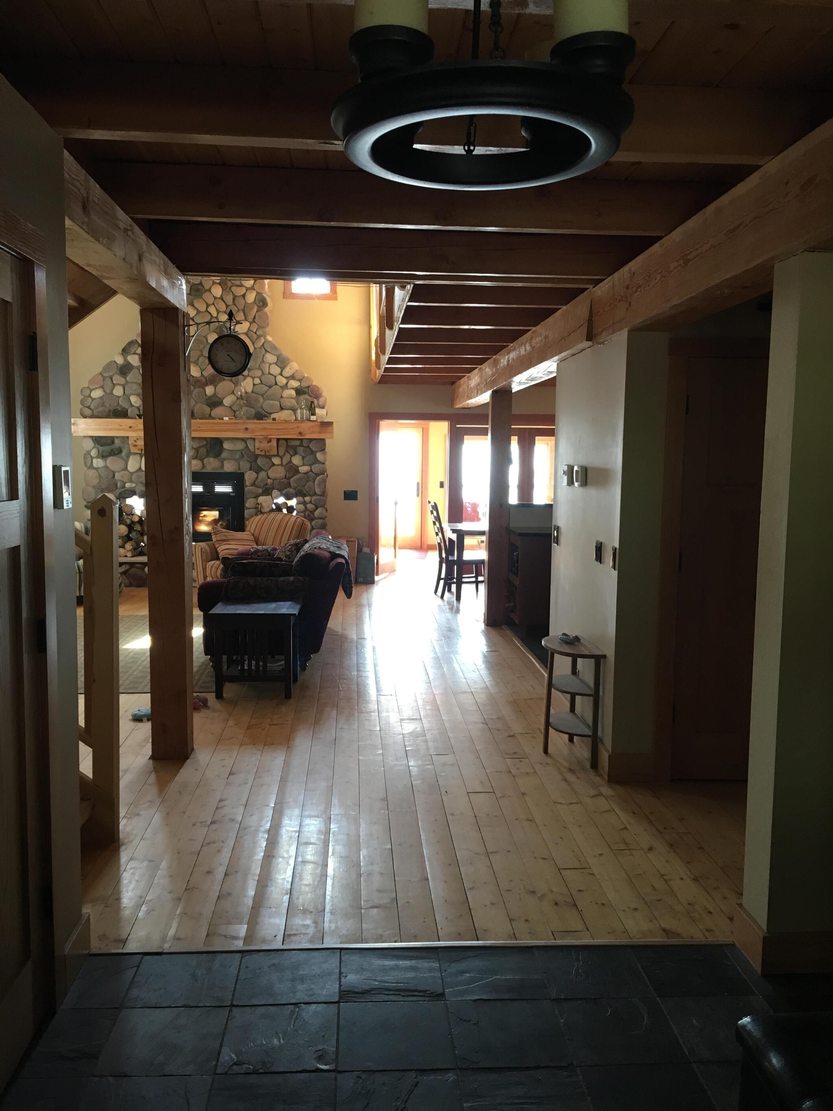 Lake Front Timber Frame, Hot Tub, Fireplace, Sand Beach, BBQ