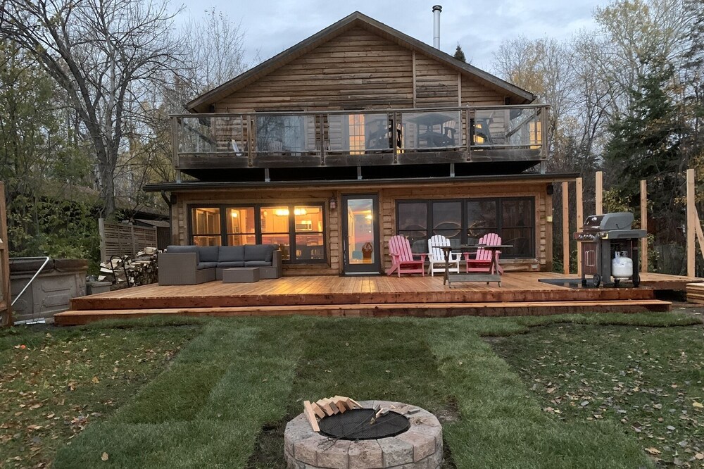 Lake Front Timber Frame, Hot Tub, Fireplace, Sand Beach, BBQ