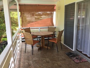 Outdoor dining - Nice and Spacious Studio Apartment On The Large Golf Course In Hilo (Hilo)
