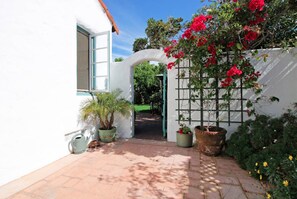 Property grounds - Elegant Garden Apartment (Coronado)