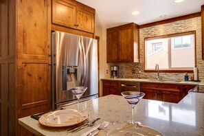 冰箱、微波炉、烤箱、炉灶