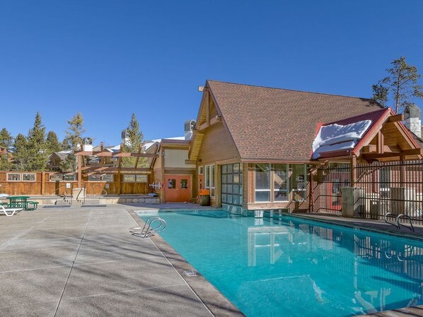 Piscine extérieure, piscine chauffée