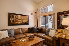 智能电视、壁炉、电子游戏、DVD 播放器