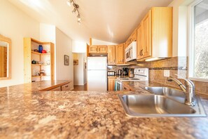 ثلاجة، ميكروويف، فرن، موقد طهي مسطح