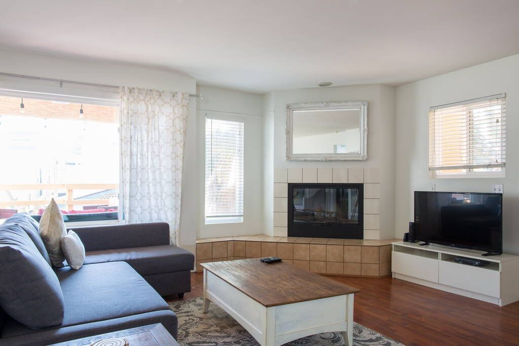 LOCATION AND VALUE! 3 Bedrooms, 2 Bathrooms, 1 Parking Spot, With Water Views