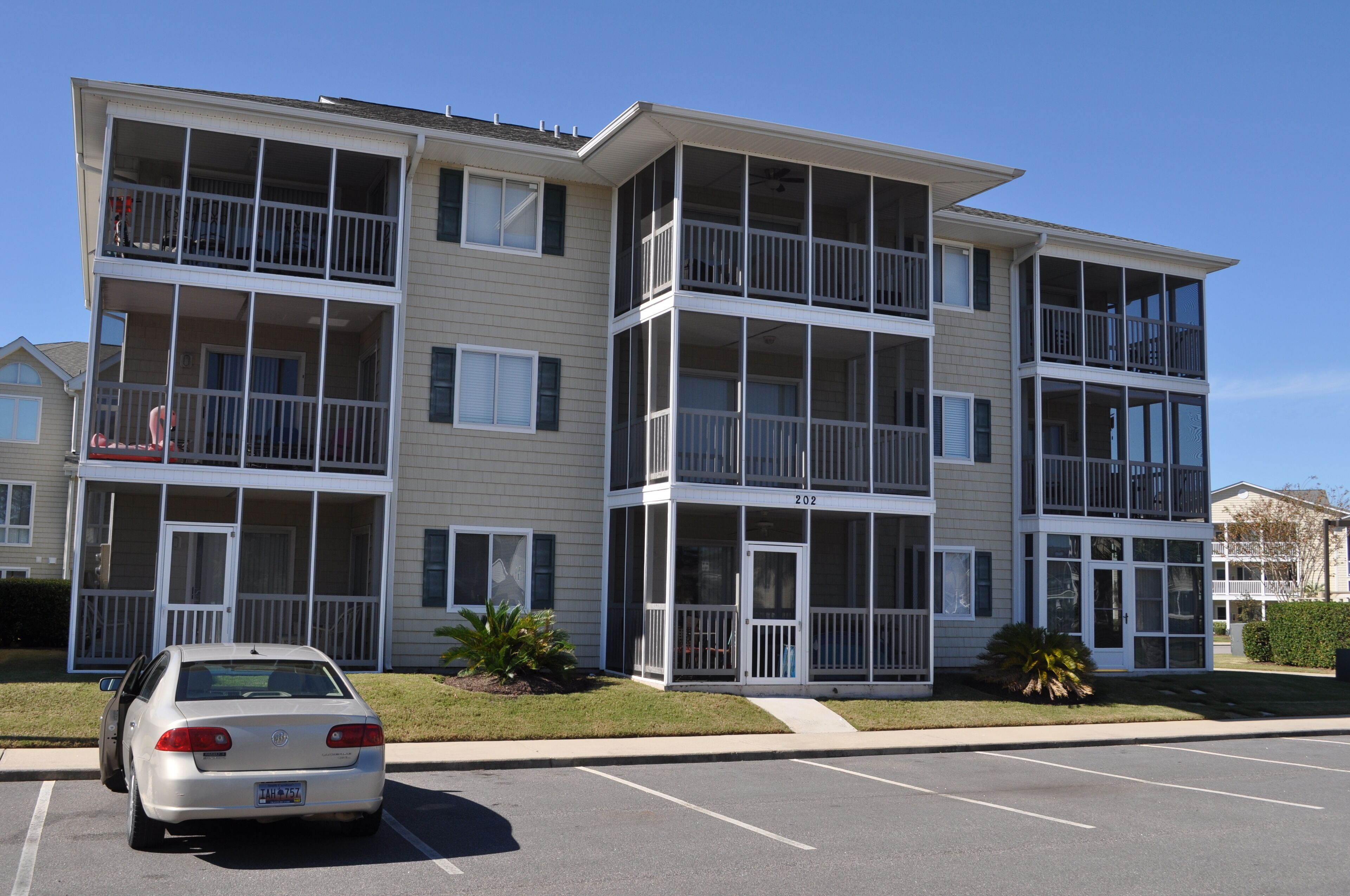 Affordable cozy 2 bedroom condo 1st floor screened in patio in gated community 