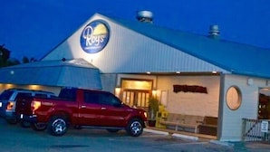 Ein Restaurant namens 'Roy's' mit einem roten Pickup vor der Tür.