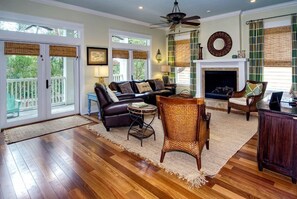 Smart TV, chimenea, reproductor de DVD y libros 