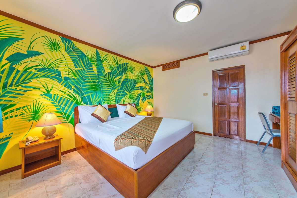 Deluxe Double Room | Individually decorated, individually furnished, desk, blackout curtains