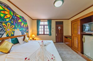Comfort dubbelrum - 1 queensize-säng - icke-rökare - utsikt mot innergården | Individuell inredning, unika möbler, skrivbord och mörkläggningsgardiner