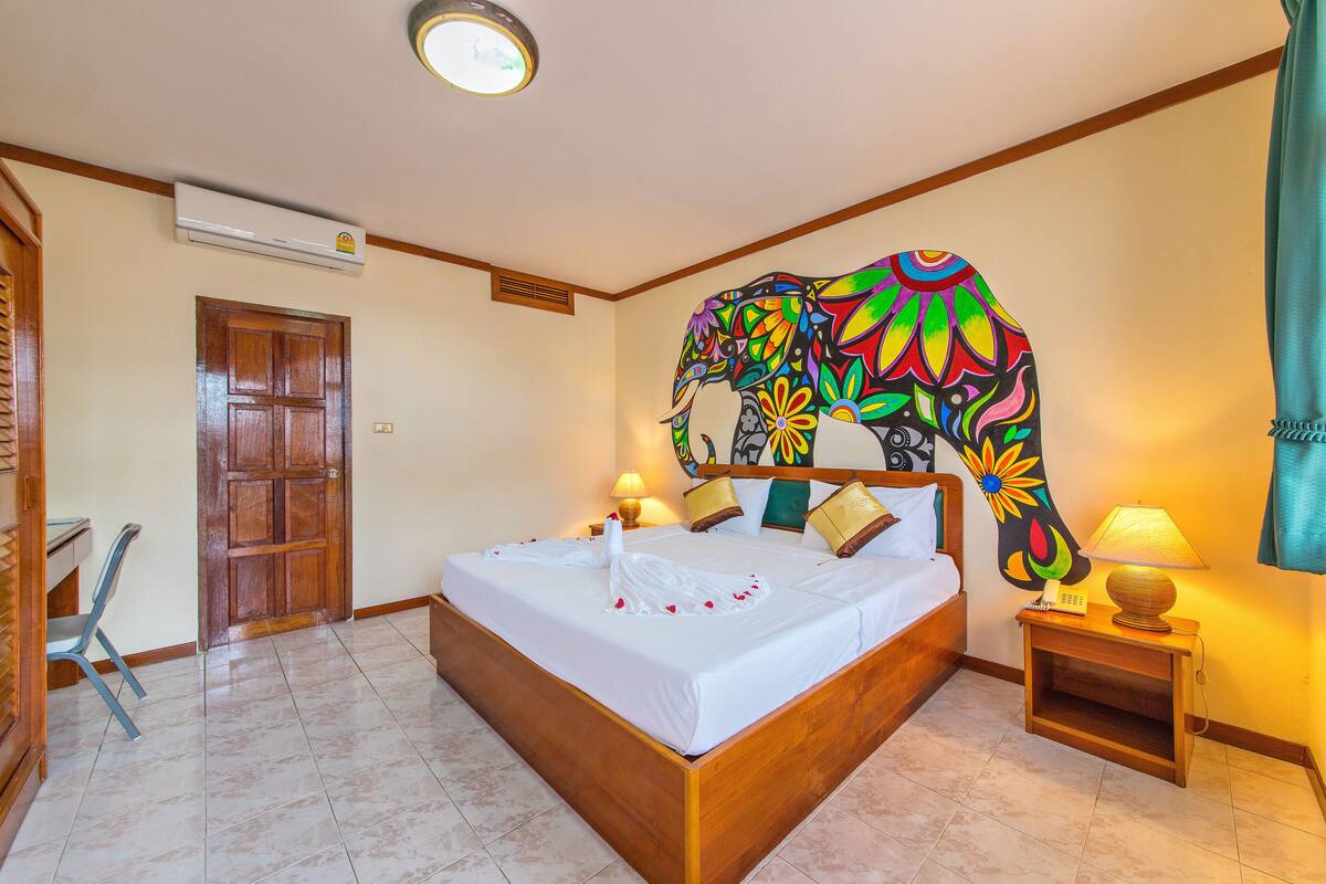 Habitación Confort doble, 1 cama de matrimonio, no fumadores, vistas al patio | Escritorio, cortinas opacas, sistema de insonorización
