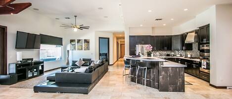 Frigorífico, microondas, horno y placa de cocina