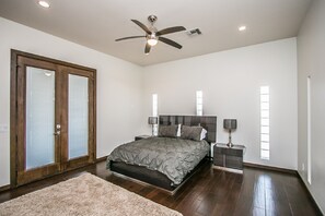5 bedrooms, iron/ironing board, WiFi, bed sheets