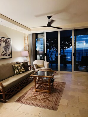 Smart TV, DVD player, books, music library - Royal Mauian Oceanfront, Fabulous View!   (Kihei)