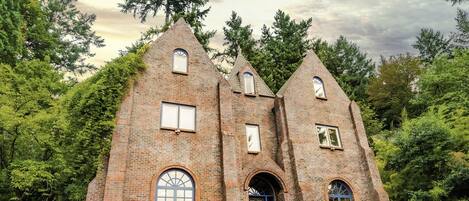 المنشأة من الخارج