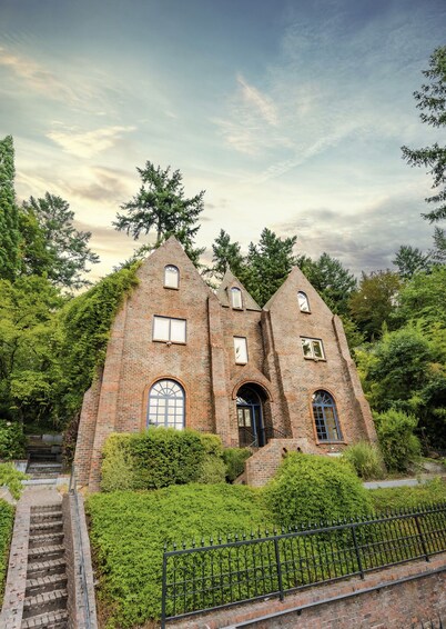  Castle Estate in SW Portland with hot tubs, minutes from downtown Portland.