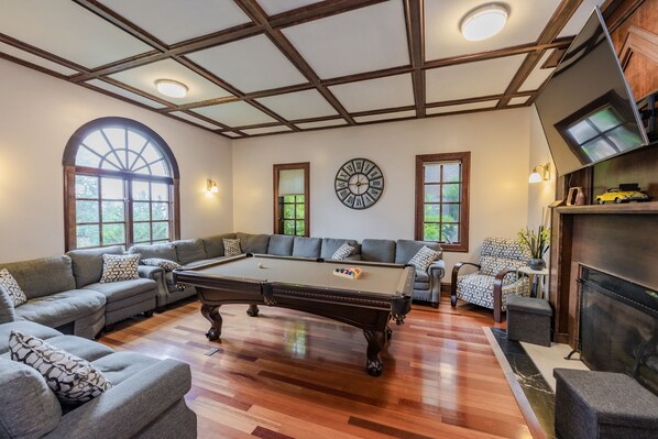 تلفزيون ذكي، مدفأة، ألعاب فيديو، مشغل دي في دي