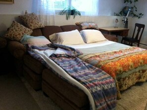 Iron/ironing board, WiFi, bed sheets