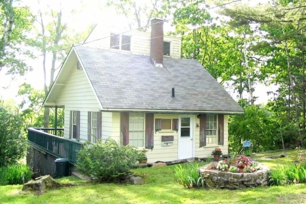 Cozy Boothbay Harbor Cottage