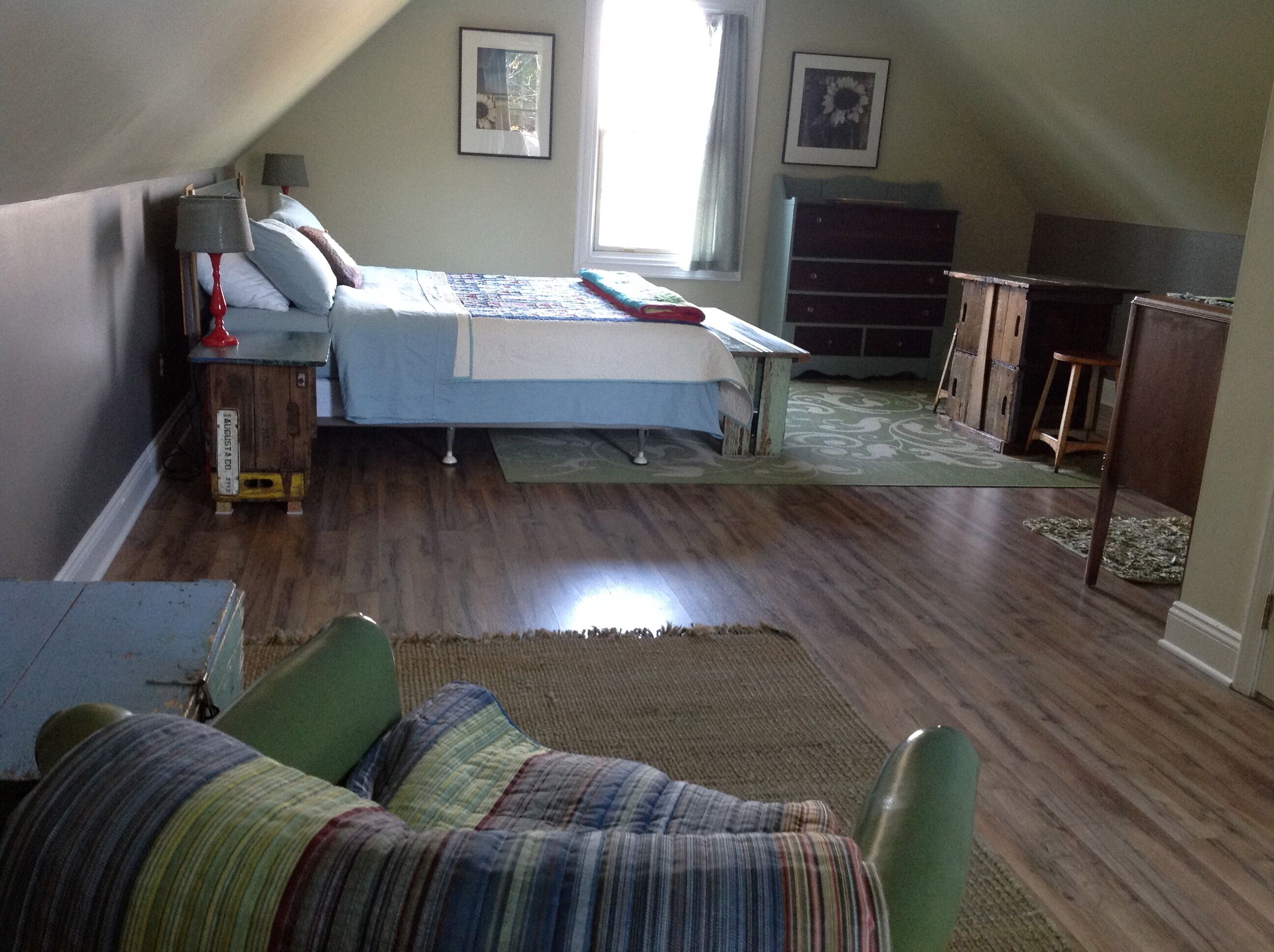 Cozy, quiet loft on a scenic working horse farm, five minutes from Lexington