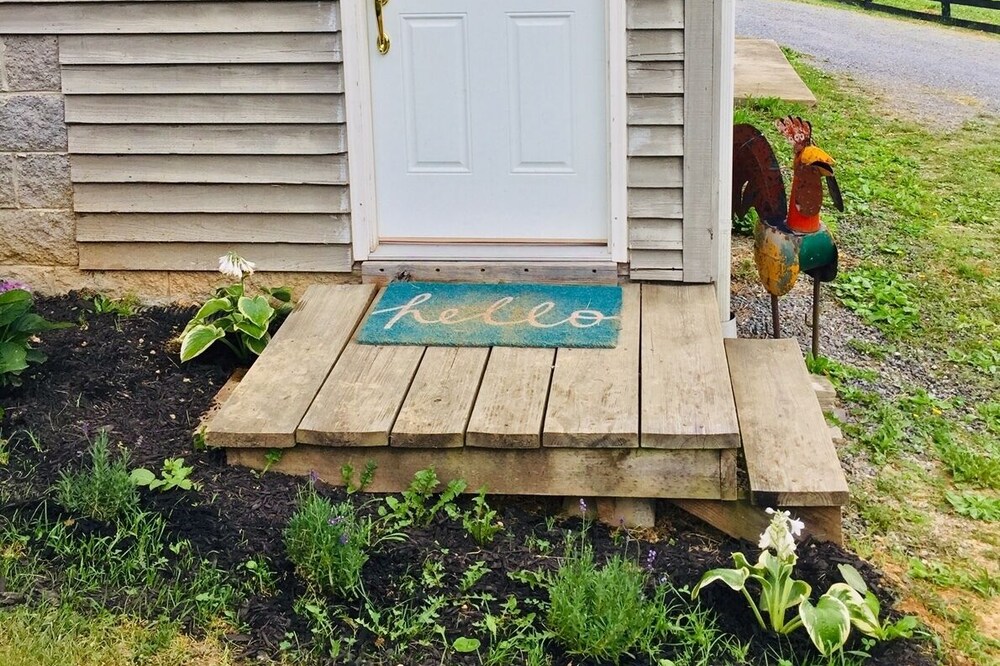 Cozy, quiet loft on a scenic working horse farm, five minutes from Lexington