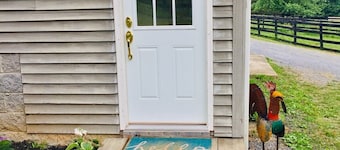 Cozy, quiet loft on a scenic working horse farm, five minutes from Lexington