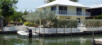 CHARMING WATERFRONT OCEANSIDE CANAL HOME-LARGE PROTECTED DOCKAGE-WiFi-SMART TVs.
