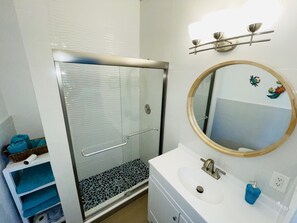 Bañera con ducha, secador de pelo, toallas, papel higiénico