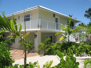 Exterior - CHARMING WATERFRONT OCEANSIDE CANAL HOME-LARGE PROTECTED DOCKAGE-WiFi-SMART TVs. (Islamorada)