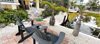 CHARMING WATERFRONT OCEANSIDE CANAL HOME-LARGE PROTECTED DOCKAGE-WiFi-SMART TVs.