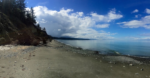 Private Beach Access Trail, peaceful wooded setting - sleeps 3