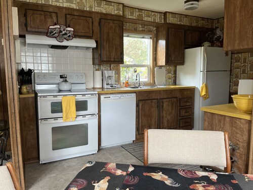 Private Beach Access Trail, peaceful wooded setting - sleeps 3