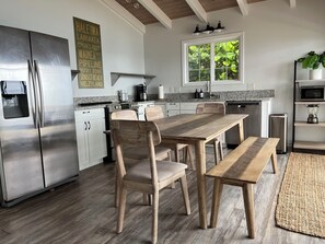 Réfrigérateur, four à micro-ondes, un four, surface de cuisson