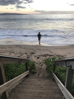 Nær stranden, solsenger og strandhåndklær