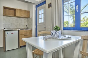 Comfort Double Room | Dining room - Maistrali Sea View Apartments (Hersonissos)