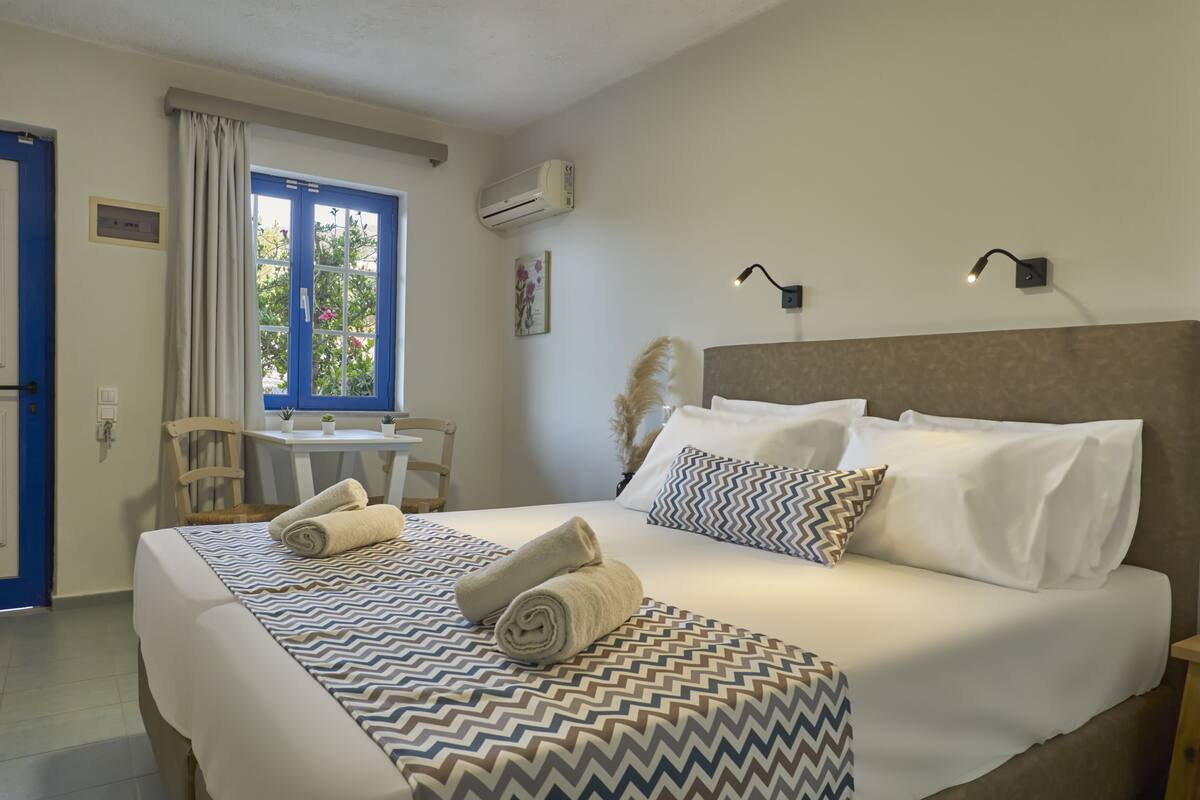 Comfort Double Room | Desk, soundproofing, iron/ironing board, free WiFi