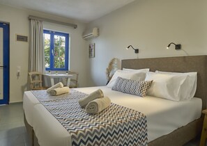 Habitación Confort doble | Escritorio, sistema de insonorización, tabla de planchar con plancha