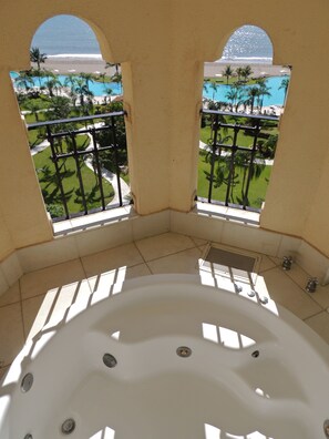 Indoor spa tub