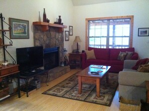 Smart TV, chimenea, reproductor de DVD y tenis de mesa 