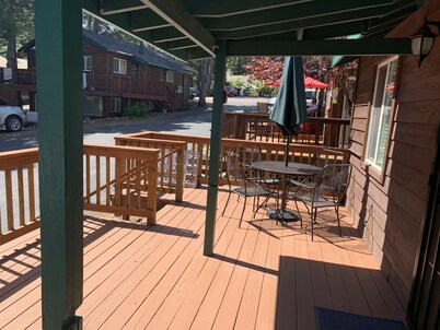 Remodeled cozy 2-bedroom cabin, pet friendly, free boat launch & slip, lakeside