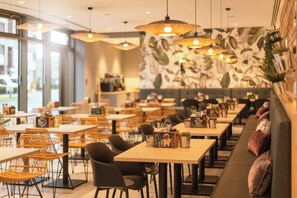 Daily buffet breakfast for a fee - Holiday Inn - the niu, Crusoe Bremen Airport by IHG (Bremen)
