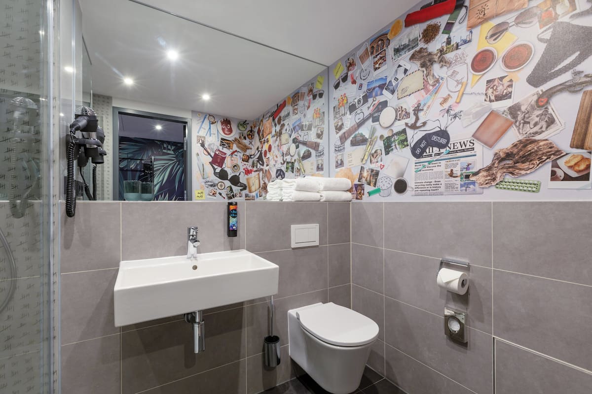 shower, free toiletries, hair dryer, towels