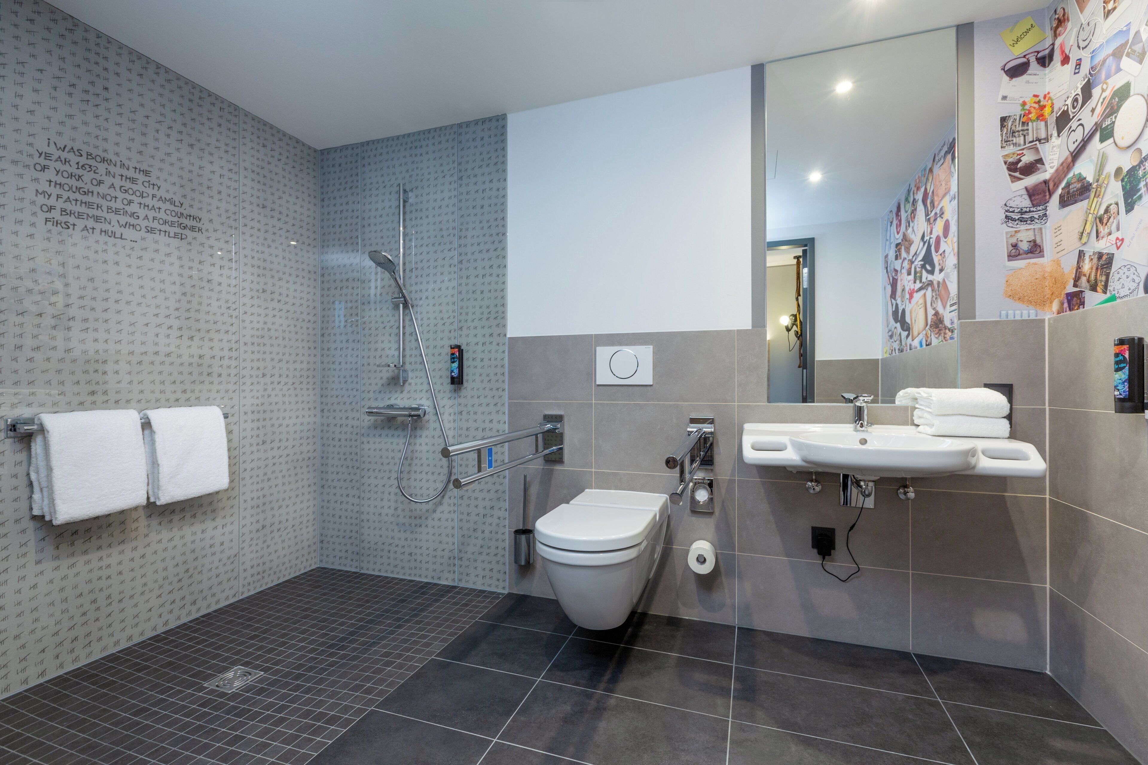 standard room, 1 queen bed, accessible | bathroom | shower, free toiletries, hair dryer, towels