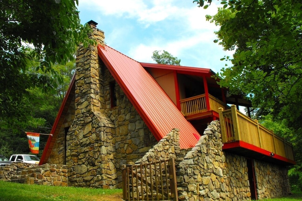 Cozy, Rustic Cabin on Big Creek - Sleeps 10