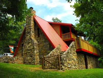 Rustic Chic getaway in Norris Lake's Big Creek area. Pet-Friendly!