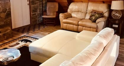 Cabine de style rustique récemment rénovée!