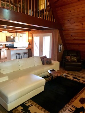 TV connectée, cheminée, lecteur de DVD, chaîne hi-fi