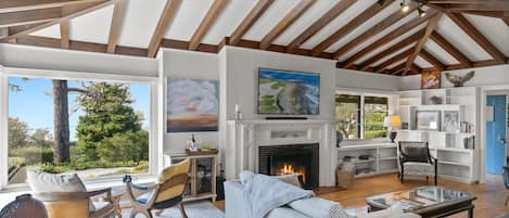 Televisión, chimenea, oficina