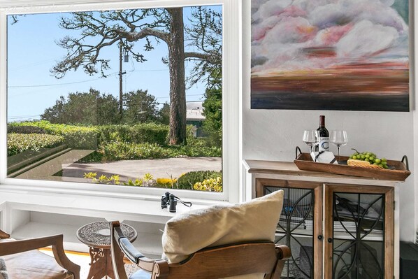 Télévision, cheminée, espaces bureaux